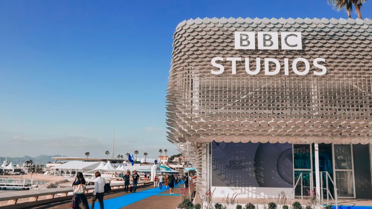 Etats-Unis : BBC Studios lance cinq chaînes FAST sur Amazon Freevee
