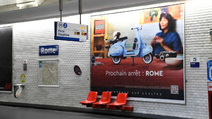 Lego s’affiche dans le métro parisien avec Initiative Paris