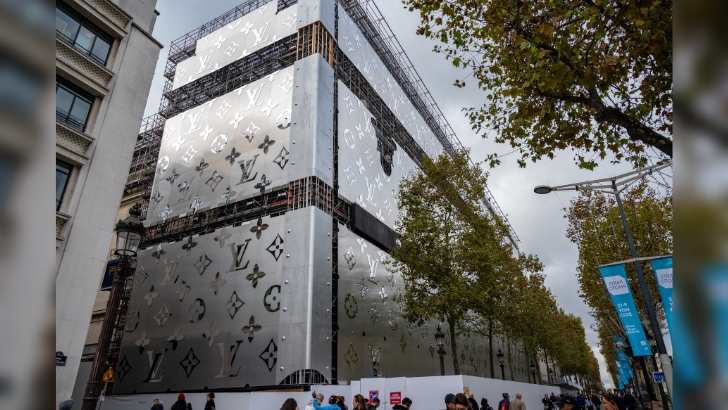 Une publicité géante pour Louis Vuitton divise à Paris