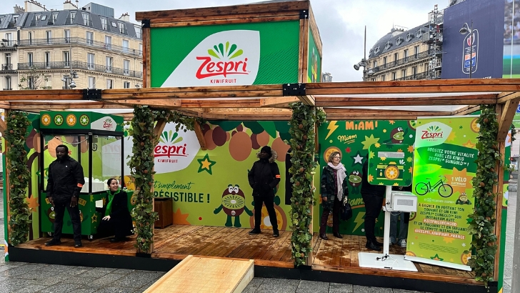 Les kiwis jaunes Zespri investissent le parvis de la Gare Saint-Lazare avec Mindshare