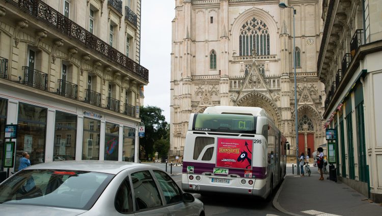 Clear Channel remporte l’exploitation des bus de Nantes et lance une nouvelle offre nationale d’arrières de bus