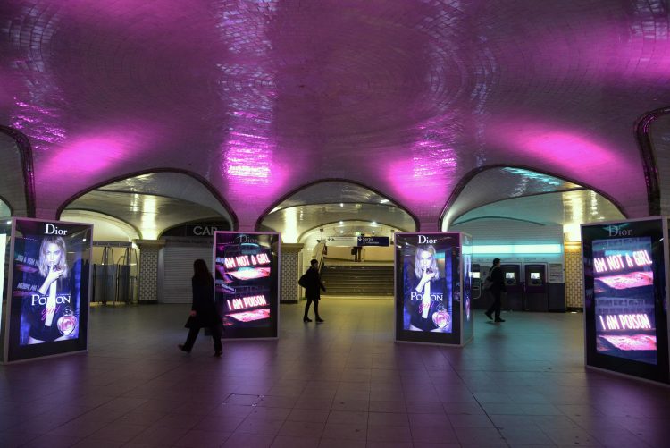 Dispositif son, olfactif et lumière pour «Poison Girl» de Dior à la gare Saint Lazare avec Metrobus, KR Media et Poster Conseil