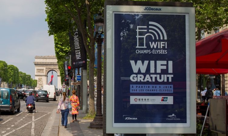 JCDecaux installe le wi-fi gratuit sur les Champs-Elysées, financé par la publicité