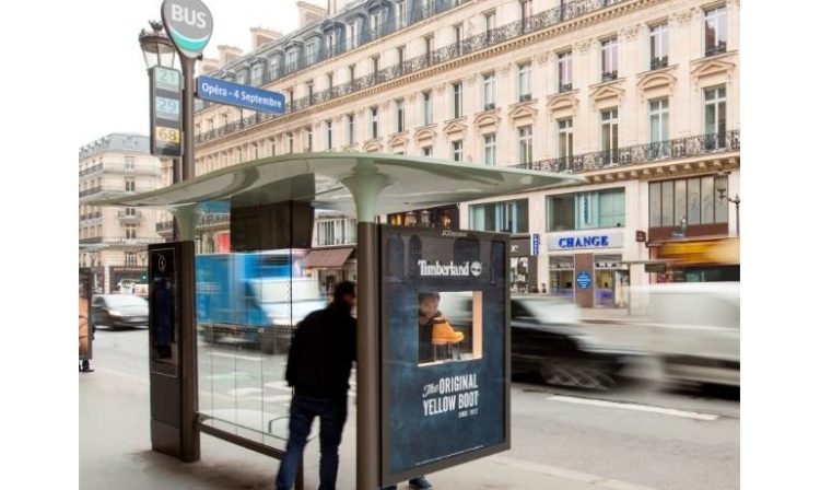 JCDecaux expose la Yellow Boot de Timberland sur 10 abribus parisiens avec Vizeum et Posterscope