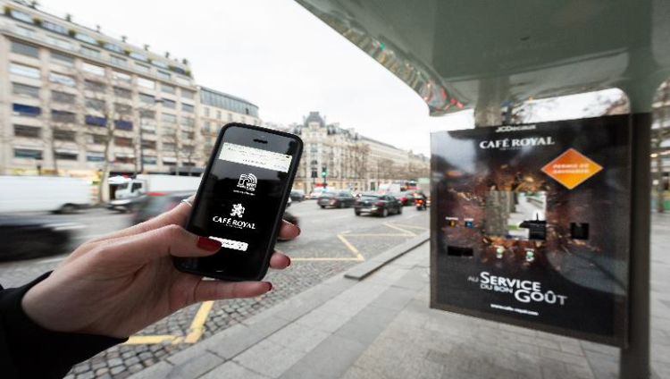 JCDecaux met l’avenue des Champs-Elysées aux couleurs de Café Royal