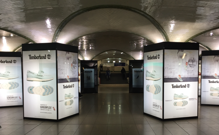 Timberland s’affiche sur des écrans transparents à la Gare Saint-Lazare avec Vizeum, Posterscope, Isobar et Métrobus