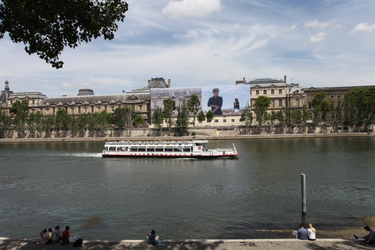 La campagne Sauvage de Dior inaugure la Toile du musée du Louvre proposée par ExterionMedia