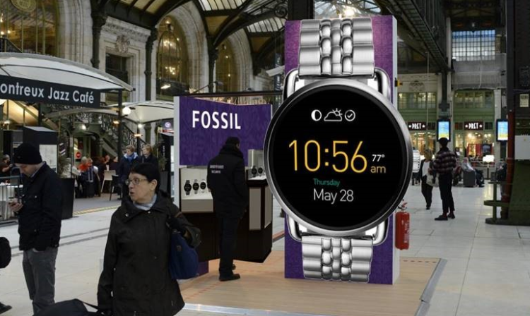 Vizeum installe une montre connectée géante à la Gare de Lyon pour Fossil