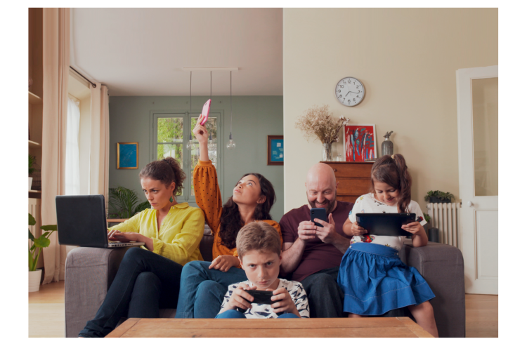 La Caf et le Clemi produisent «La famille tout-écran»,  une mini-série TV-Web pour accompagner les familles dans l’utilisation du numérique