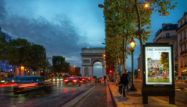 La marque Eric Bompard inaugure le nouveau réseau de mobilier urbain de Clear Channel à Paris