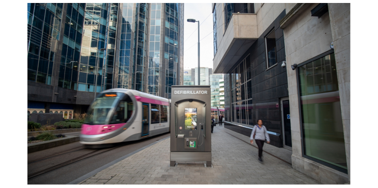 JCDecaux installe au Royaume-Uni du mobilier urbain digital sous forme de cabines avec défibrillateurs et téléphone gratuit