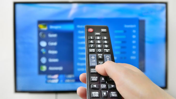 Télécommandes des smart TV : l’Arcom lance le projet de bouton pour les chaînes TNT