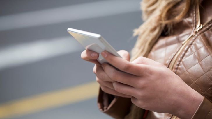 Les opérateurs français lancent une nouvelle messagerie SMS et voix : Time2Chat